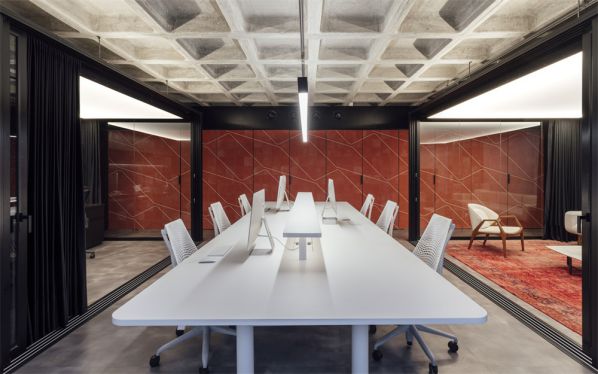 辦公室裝修在施工的過程當中一定要嚴格的監(jiān)督電工