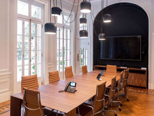 辦公室裝修設(shè)計中地板和電線及自來水管問題